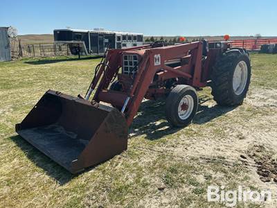 1975 International Harvester 574 2WD Tractor w/ Loader