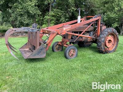 1948 International Harvester Farmall M 2WD Tractor w/Loader Grapple