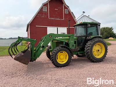 1984 John Deere 2950 MFWD Tractor w/Loader