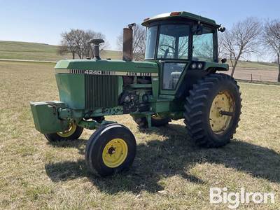 1980 John Deere 4240 2WD Tractor w/Cab