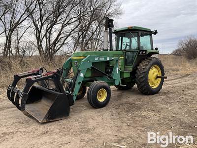 John Deere 4640 2WD Tractor w/Loader