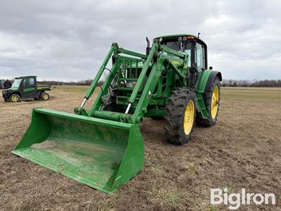 2009 John Deere 7130 Premium MFWD Tractor w/J-D 741 Loader