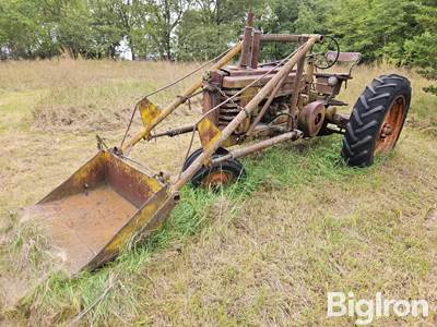 1950 John Deere B 2WD Tractor w/Loader