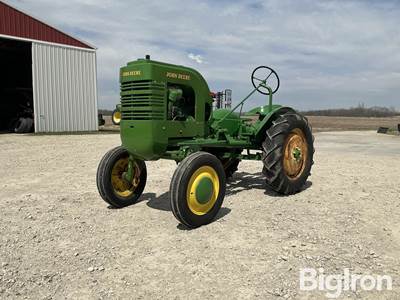 John Deere LA 2WD Tractor