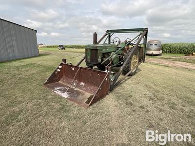 John Deere Model 70 2WD Tractor w/Loader