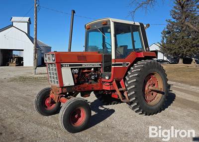 1086 2WD Tractor
