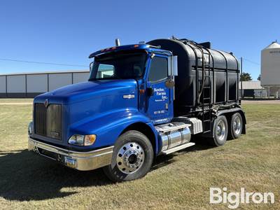 2001 International 9200i T/A Water Truck w/Poly Tank