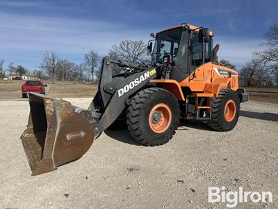 2018 Doosan DL220-5 Wheel Loader w/Bucket & Pallet Forks