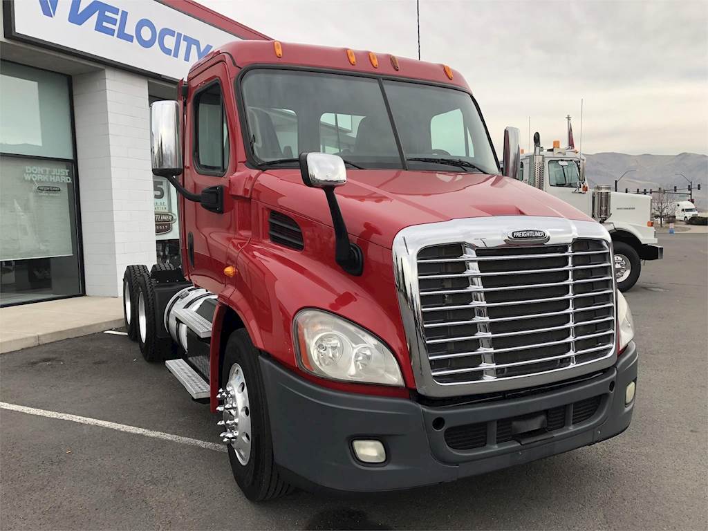 2013 Freightliner Cascadia 113 Tandem Axle Day Cab Truck, Detroit DD13