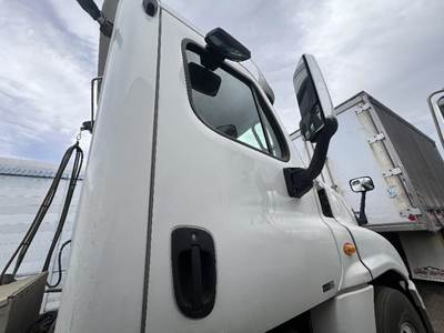 Freightliner Cascadia Right Front Door Assembly