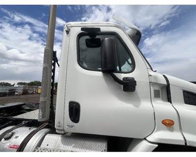 Freightliner Cascadia Right Front Door Assembly