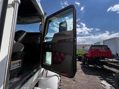 Kenworth T680 Right Front Door Assembly