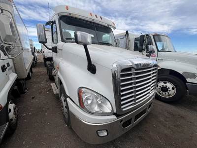 Freightliner Cascadia Right Door Mirror