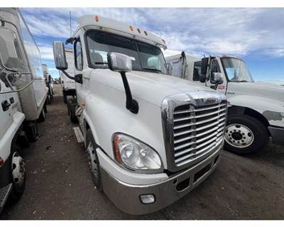 Freightliner Cascadia Right Door Mirror
