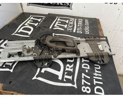 Passenger side Door Window Regulator Good condition, Fits International 