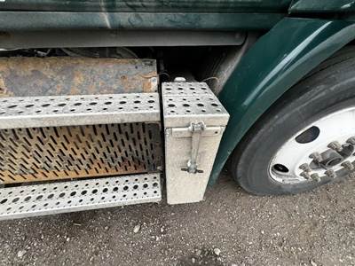 Freightliner Cascadia Right Fender Extension