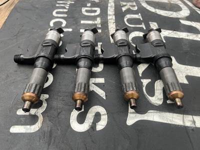 Isuzu 4HK1TC Fuel Injector for a Isuzu NPR