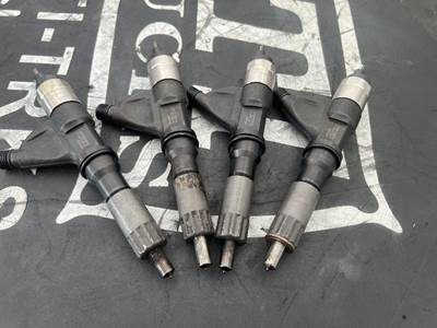 Isuzu 4HK1TC Fuel Injector for a Isuzu NPR