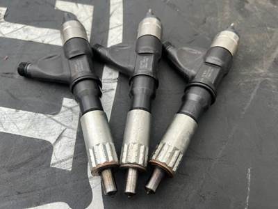 Isuzu 4HK1TC Fuel Injector for a Isuzu NPR