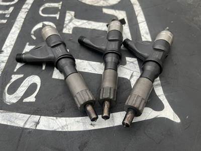 Isuzu 4HK1TC Fuel Injector for a Isuzu NRR