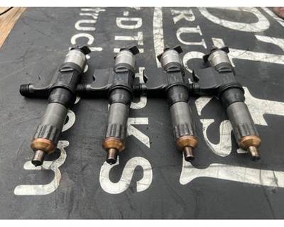 Isuzu 4HK1TC Fuel Injector for a Isuzu NPR