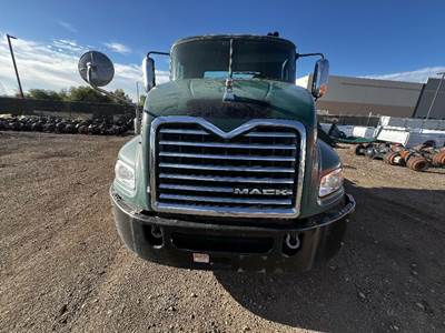 Mack Pinnacle CXU612 Grille for a Mack CXU612