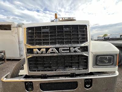 Mack Pinnacle CXU612 Grille for a Mack CXU612