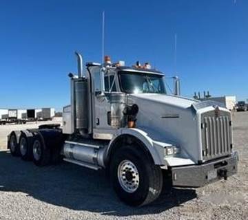 Kenworth T800 Tri Axle Day Cab Truck - Caterpillar 475HP, 18 Speed I Shift Manual