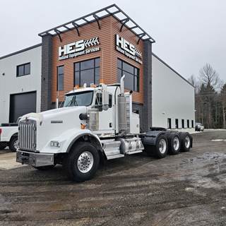 Kenworth T800 Tri Axle Day Cab Truck - Caterpillar 475HP, 18 Speed I Shift Manual
