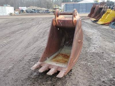 EACO 28" JD270 Bucket
