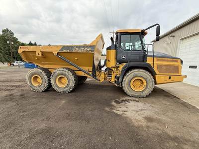 John Deere 260E Off-Highway Truck