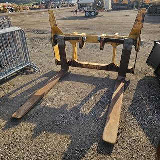John Deere ISO HOOKS 96" WIDE X 84" LONG Rotating Pallet Forks