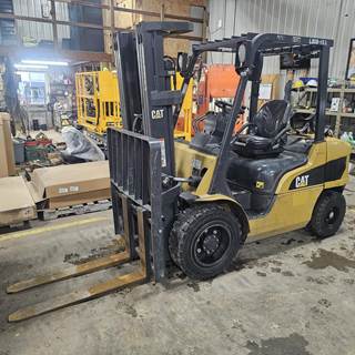 Caterpillar GP30N Pneumatic Tire Forklift
