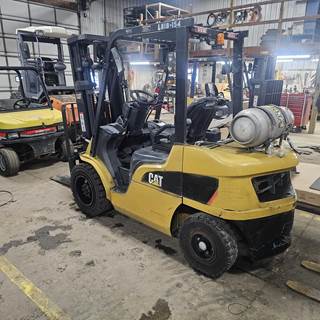 Caterpillar GP30N Pneumatic Tire Forklift