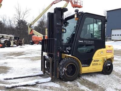 Hyundai 30D-9 Pneumatic Tire Forklift - 6000lb Capacity