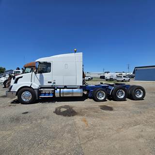 Volvo VNL84T630 Tri Axle Sleeper Semi Truck - Cummins 525HP