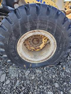 Komatsu WA250-6 Tire & Rim