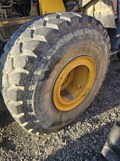Komatsu WA430-6 Tire & Rim
