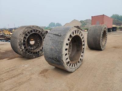 John Deere 744 SET OF 4 TIRES. 26.5X25 Tire & Rim