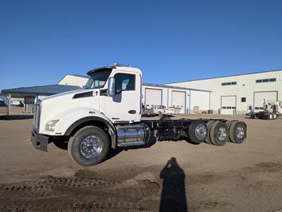 Kenworth T880 Tri Axle Cab & Chassis Truck - Paccar, 450HP, 10 Speed Amt