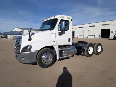 Freightliner Cascadia 125 Day Cab Truck - Cummins 400HP, 10 Speed Amt