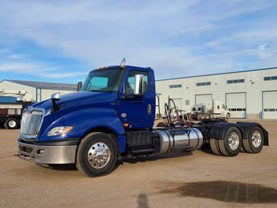 International LT Day Cab Truck - Cummins 450HP, 12 Speed Amt