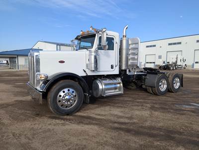 Peterbilt 388 Day Cab Truck - Paccar 450HP, 10 Speed Manual