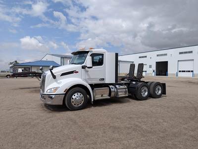 Peterbilt 579 Day Cab Truck - Paccar 450HP, 12 Speed Amt