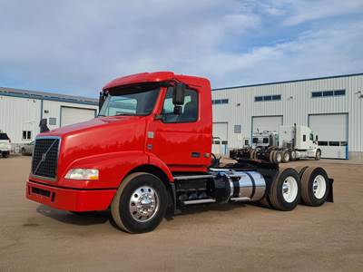 Volvo VNM42T200 Day Cab Truck - D13J405 400HP, 12 Speed Amt