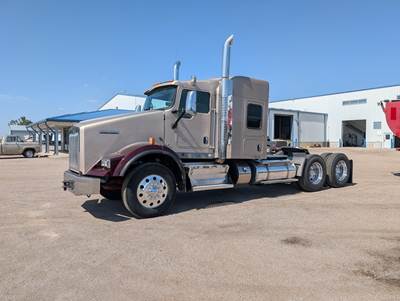 Kenworth T800 Sleeper Semi Truck - Flat Top Sleeper, Cummins 485HP, 13 Speed Manual