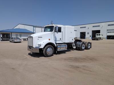 Kenworth T800 Sleeper Semi Truck - Flat Top Sleeper, Detroit 430HP, 10 Speed Manual