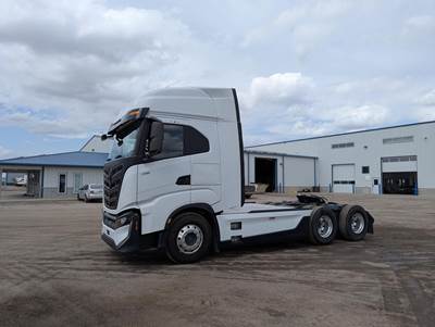 NIKOLA TRE Sleeper Semi Truck - 625HP