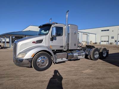 Peterbilt 579 Sleeper Semi Truck - Flat Top Sleeper, Paccar 450HP, 13 Speed Amt