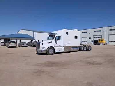 Peterbilt 579 Sleeper Semi Truck - Raised Roof Sleeper, Cummins 565HP, 14 Speed Amt